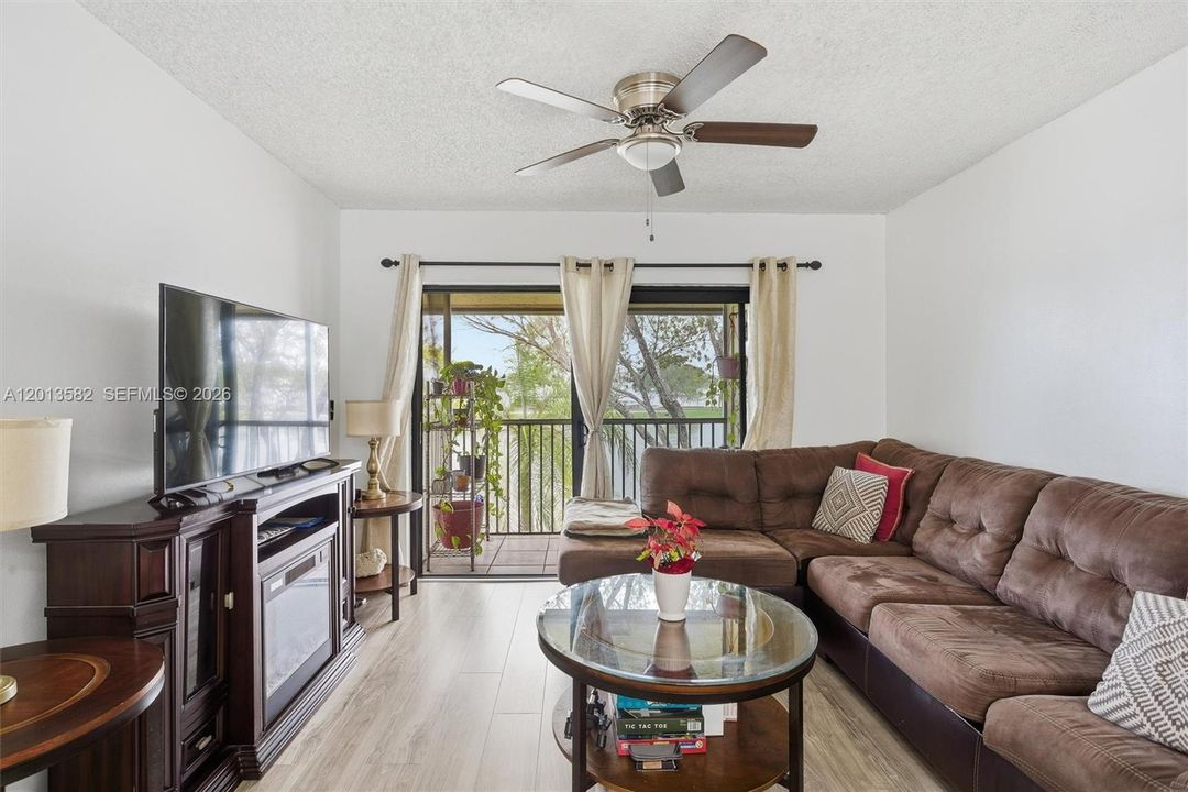 For Sale: $186,999 (1 beds, 1 baths, 630 Square Feet)