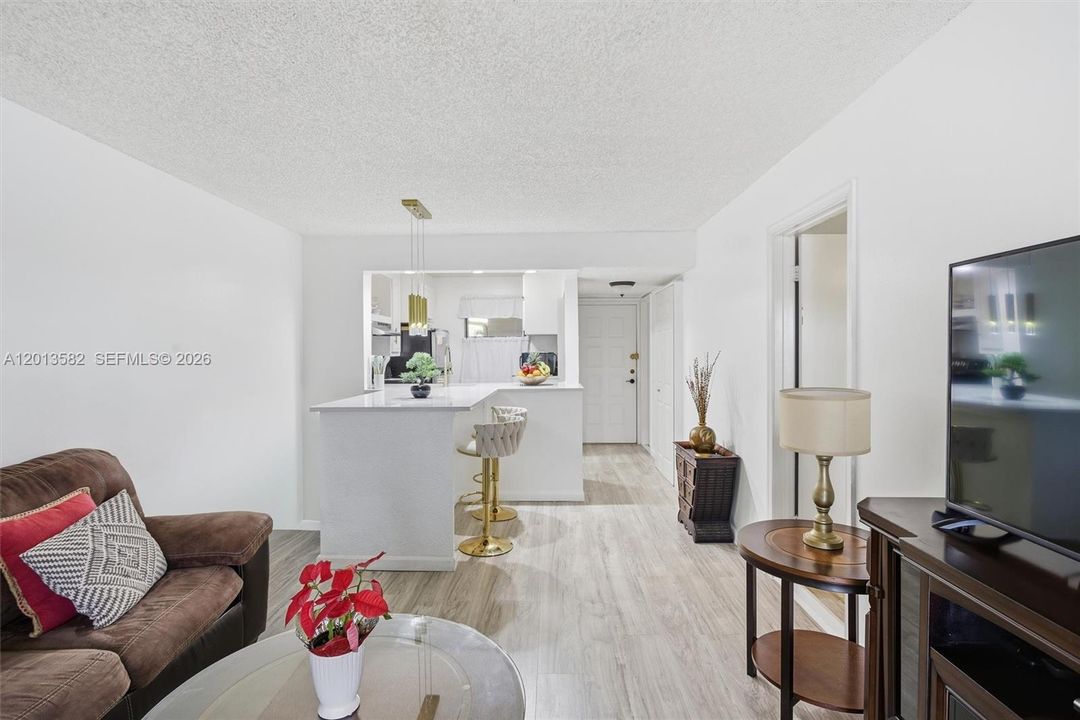 For Sale: $186,999 (1 beds, 1 baths, 630 Square Feet)