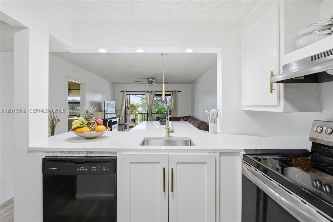 For Sale: $186,999 (1 beds, 1 baths, 630 Square Feet)