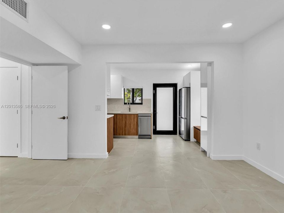 For Rent: $3,400 (2 beds, 2 baths, 972 Square Feet)