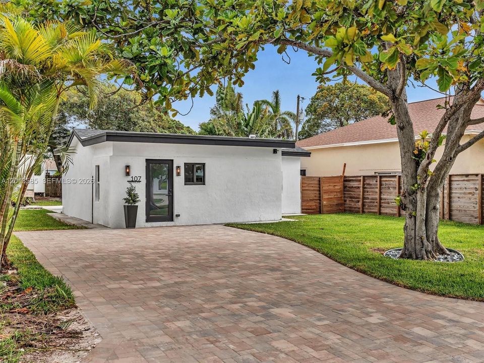 For Rent: $3,400 (2 beds, 2 baths, 972 Square Feet)