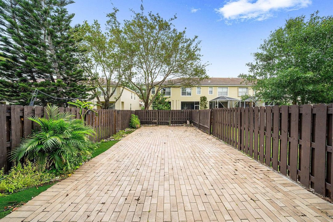 028-9663LagoDrive-BoyntonBeach-FL-33472-