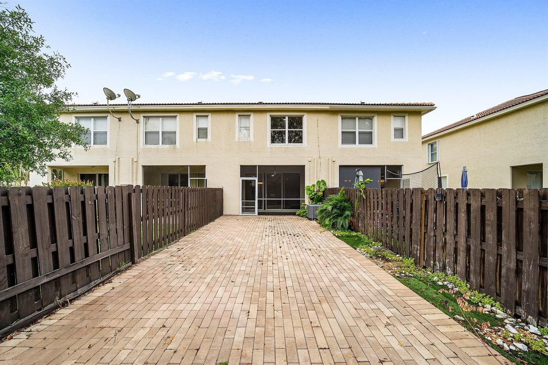 029-9663LagoDrive-BoyntonBeach-FL-33472-