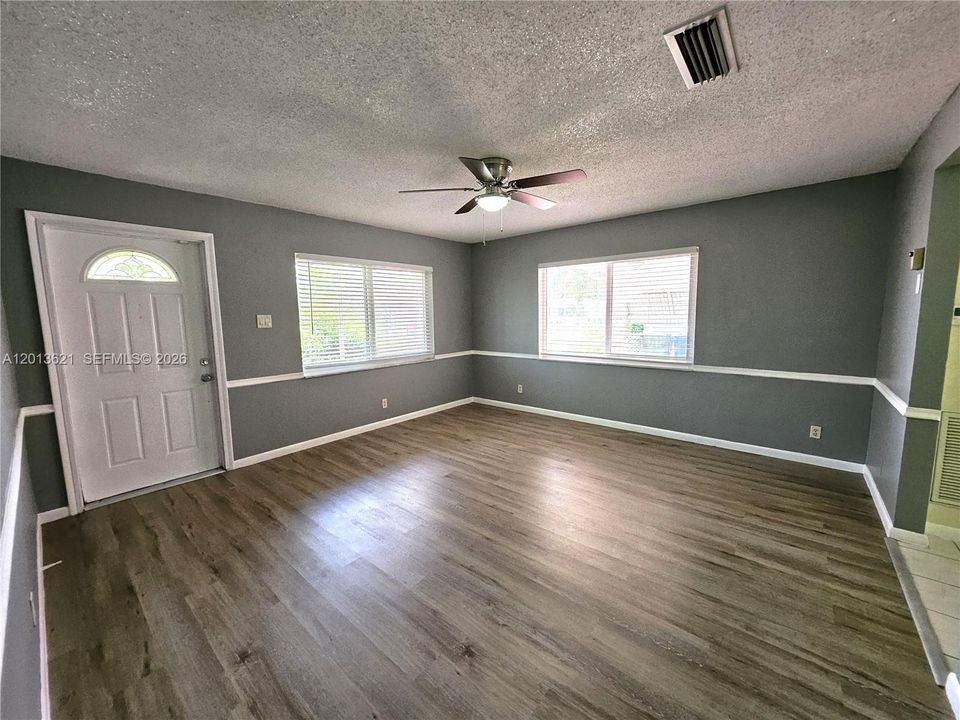 En Venta: $300,000 (2 camas, 1 baños, 1161 Pies cuadrados)