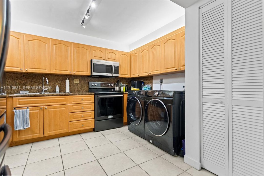 For Sale: $789,000 (2 beds, 2 baths, 1450 Square Feet)