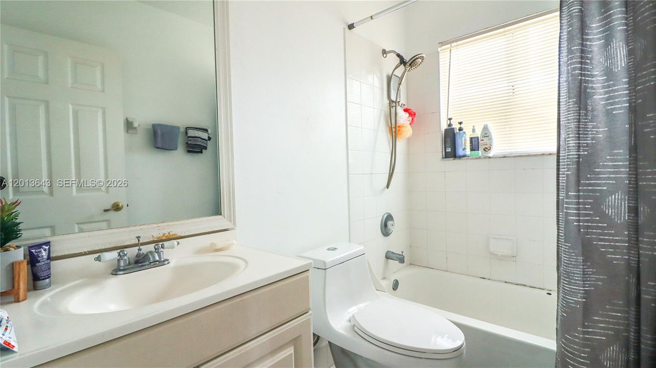 Activo con contrato: $3,400 (3 camas, 2 baños, 1676 Pies cuadrados)