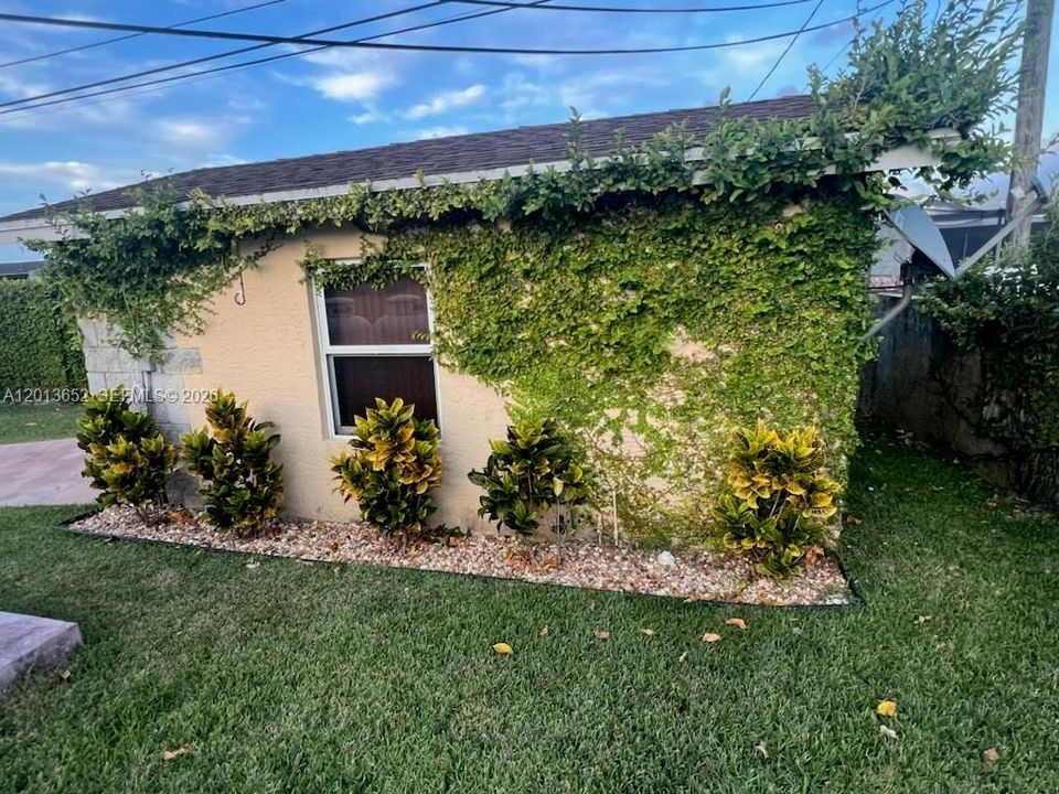 For Rent: $1,100 (1 beds, 1 baths, 2082 Square Feet)