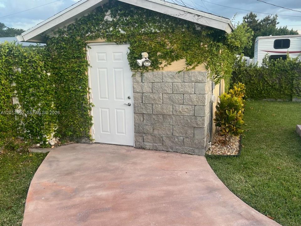 For Rent: $1,100 (1 beds, 1 baths, 2082 Square Feet)