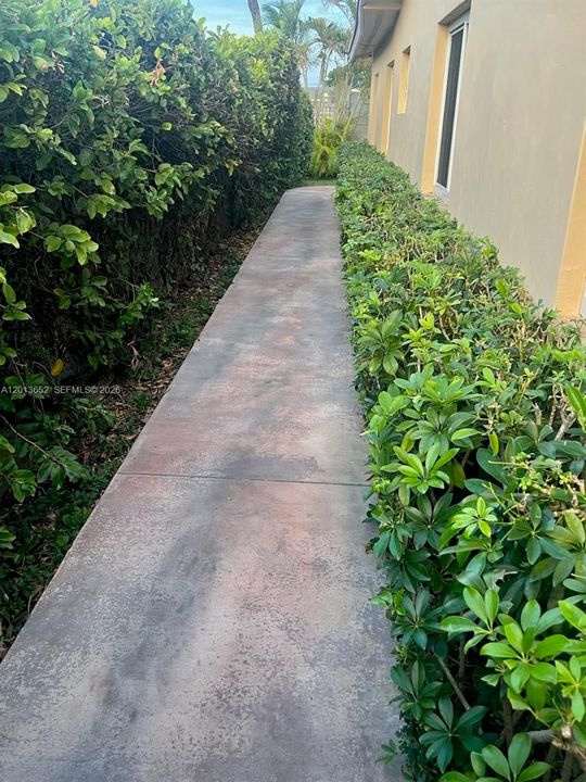 For Rent: $1,100 (1 beds, 1 baths, 2082 Square Feet)