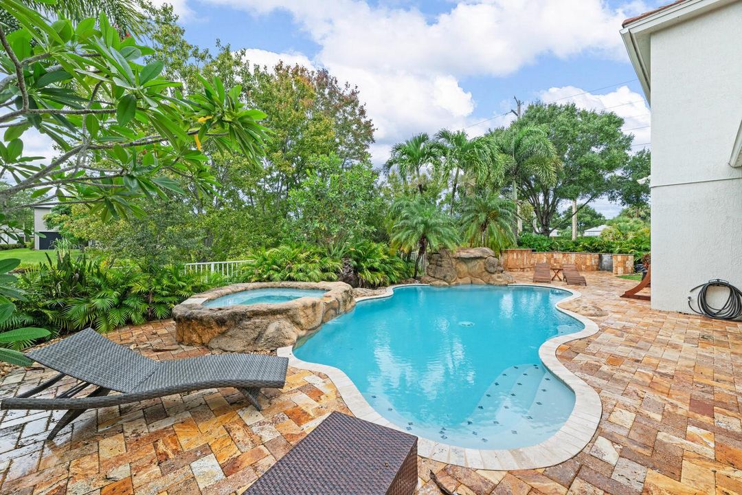 9241 Madewood Ct Royal Palm-large-027-01