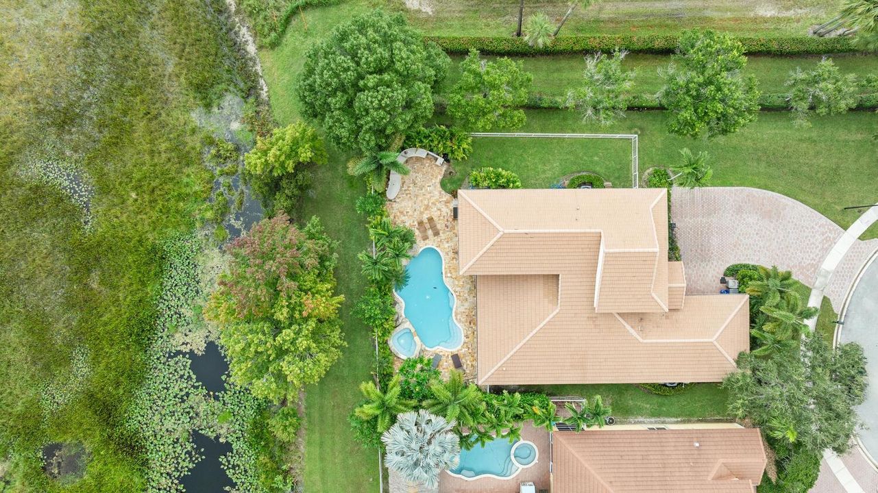 9241 Madewood Ct Royal Palm-large-008-00