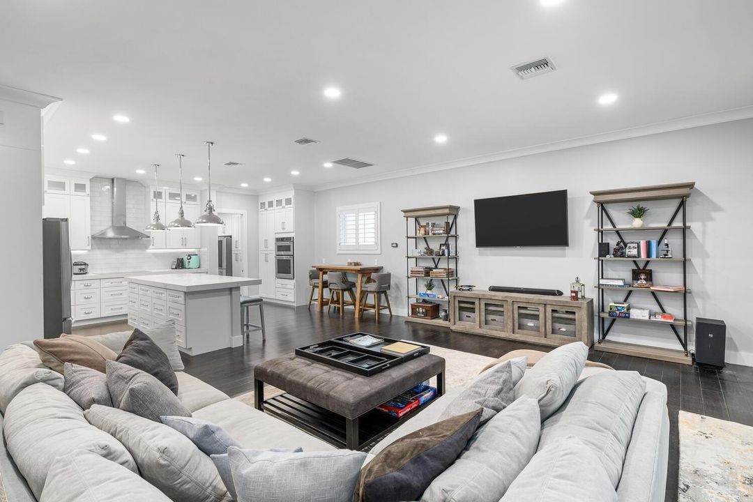 9241 Madewood Ct Royal Palm-large-020-01