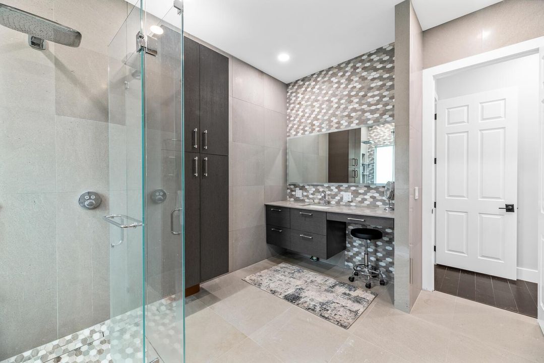 9241 Madewood Ct Royal Palm-large-041-03