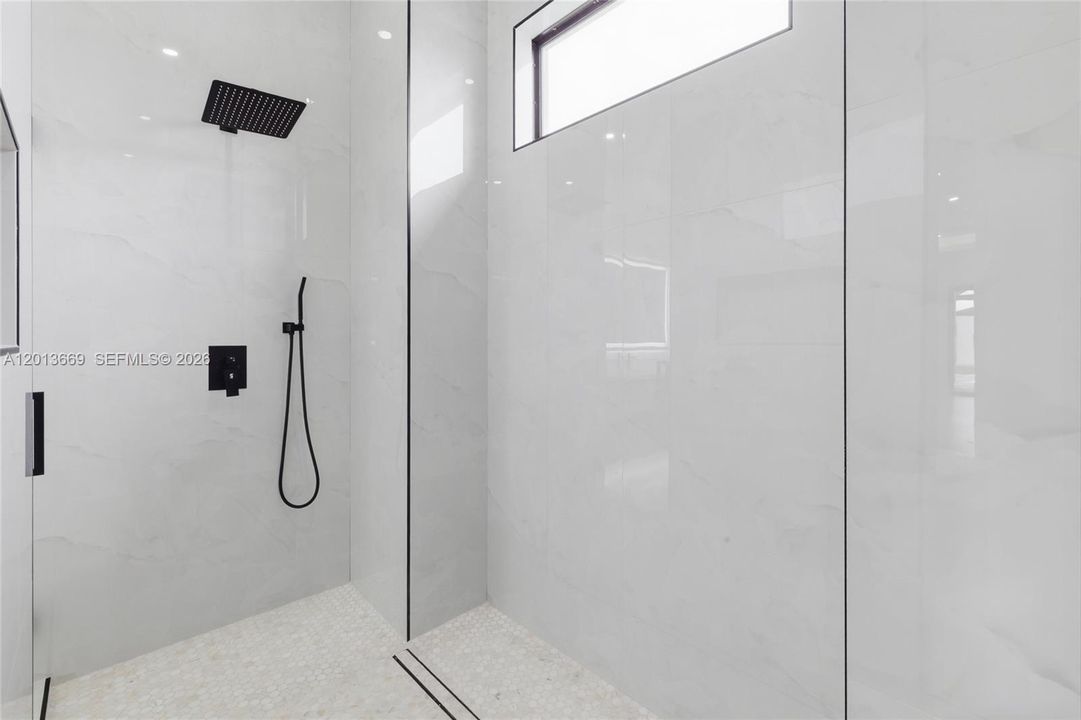 En Venta: $795,000 (4 camas, 4 baños, 2416 Pies cuadrados)
