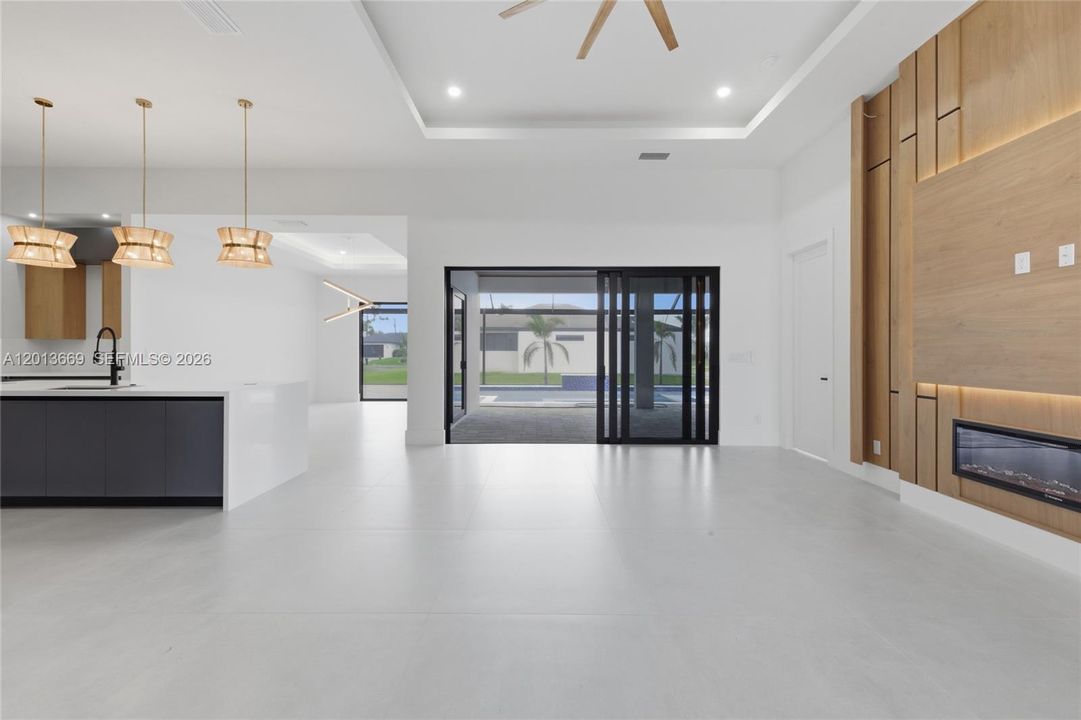 En Venta: $795,000 (4 camas, 4 baños, 2416 Pies cuadrados)
