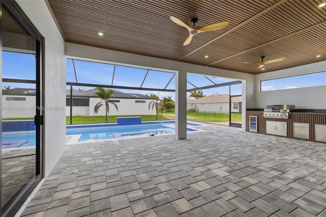En Venta: $795,000 (4 camas, 4 baños, 2416 Pies cuadrados)