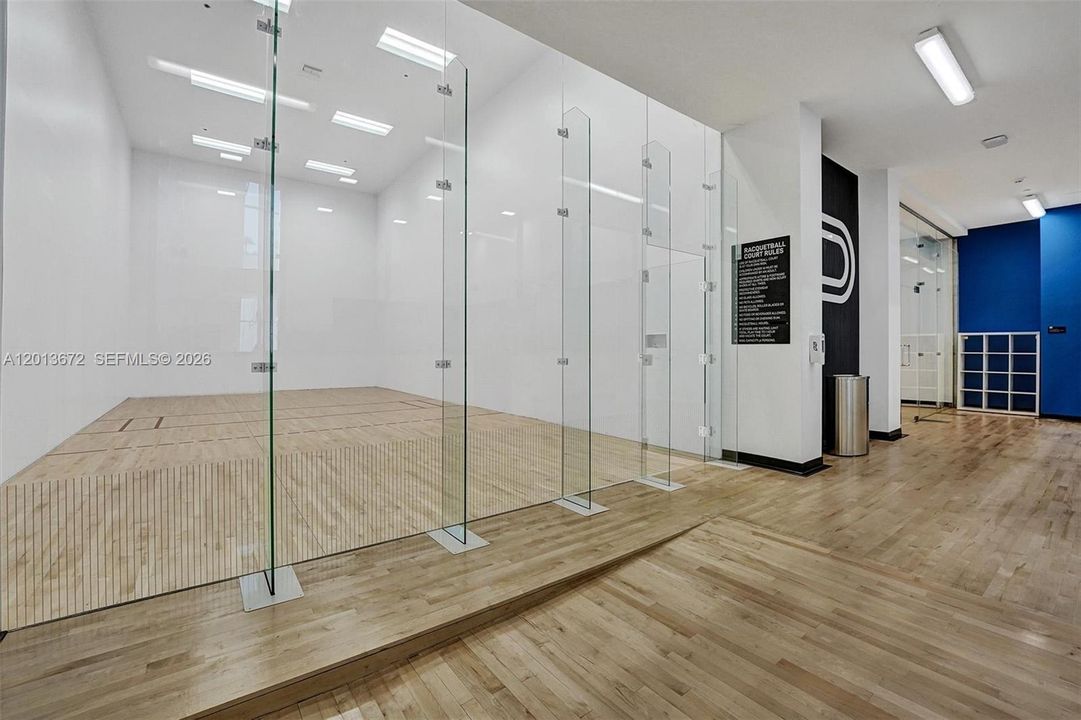 Activo con contrato: $9,500 (3 camas, 4 baños, 2204 Pies cuadrados)