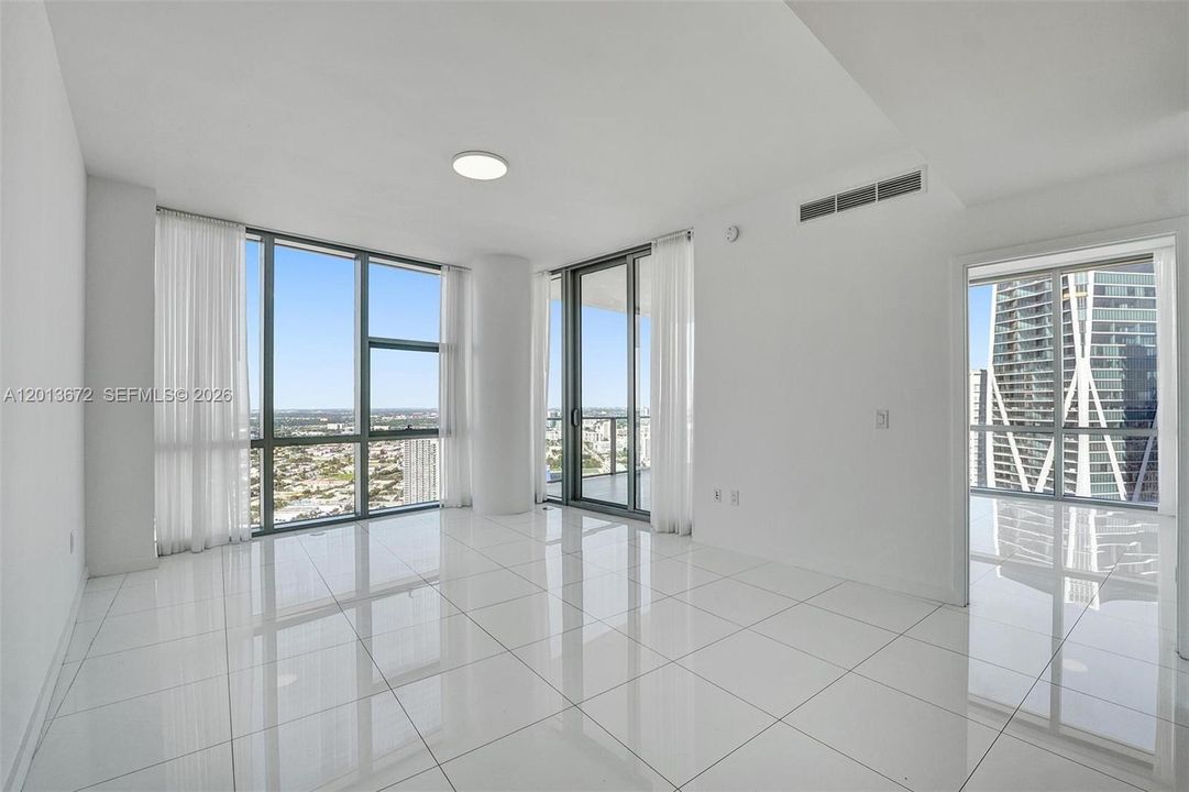 Activo con contrato: $9,500 (3 camas, 4 baños, 2204 Pies cuadrados)