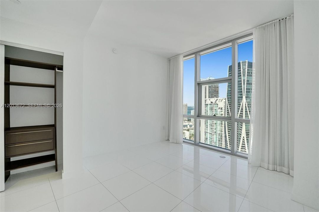Activo con contrato: $9,500 (3 camas, 4 baños, 2204 Pies cuadrados)