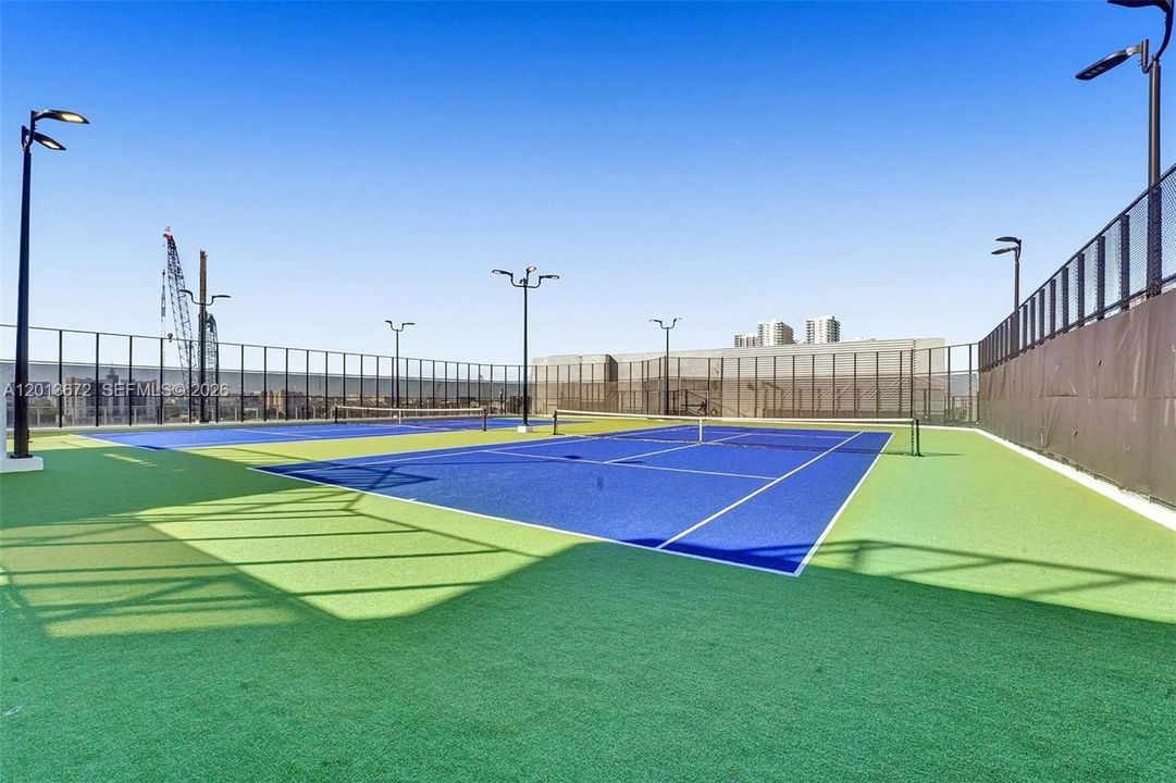 Activo con contrato: $9,500 (3 camas, 4 baños, 2204 Pies cuadrados)
