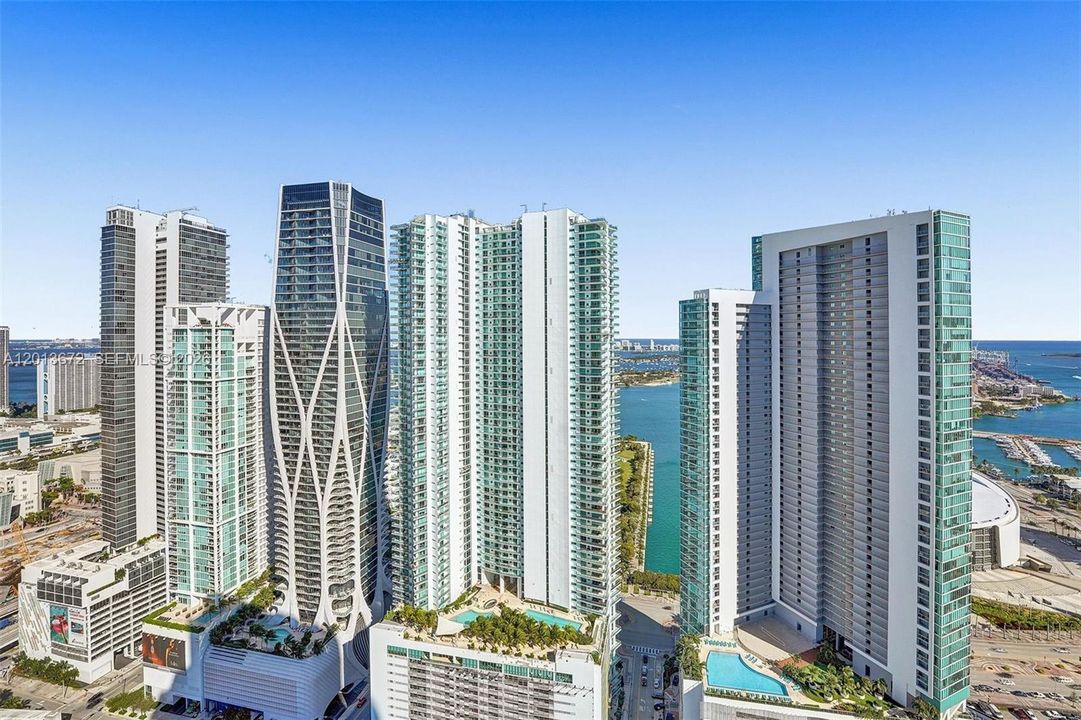 Activo con contrato: $9,500 (3 camas, 4 baños, 2204 Pies cuadrados)