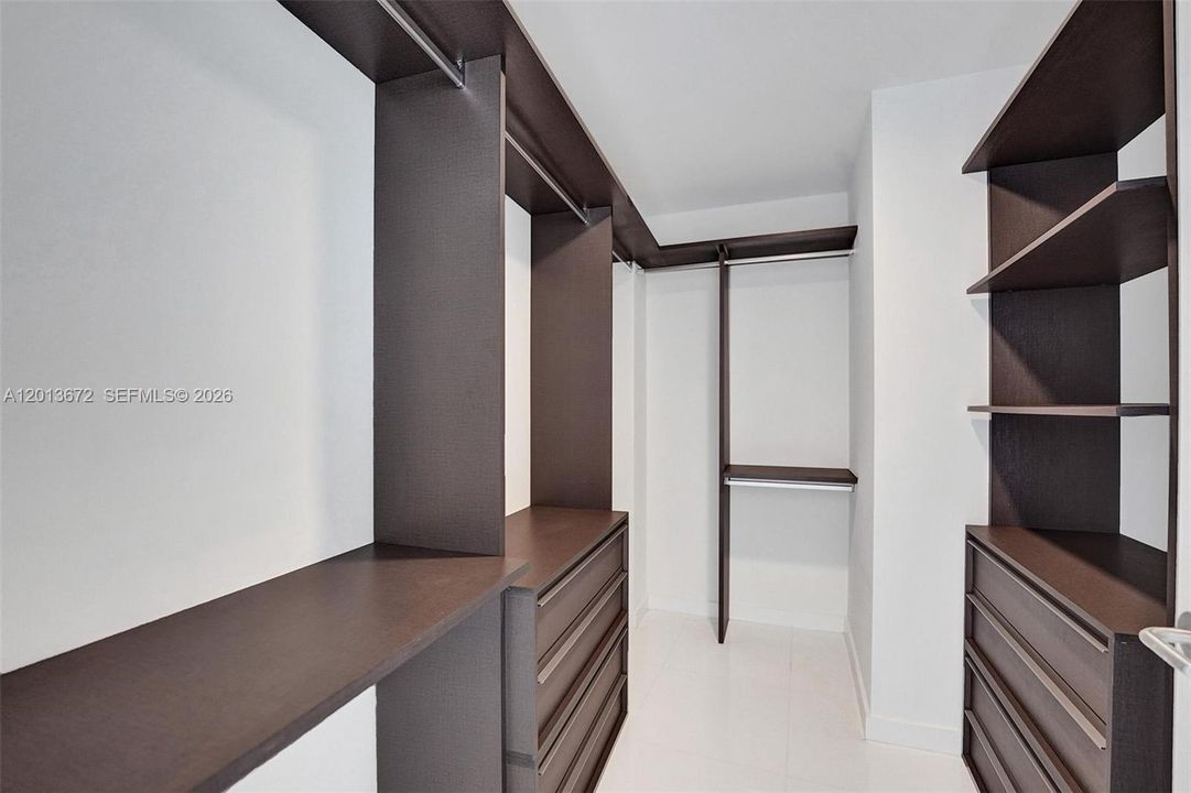Activo con contrato: $9,500 (3 camas, 4 baños, 2204 Pies cuadrados)