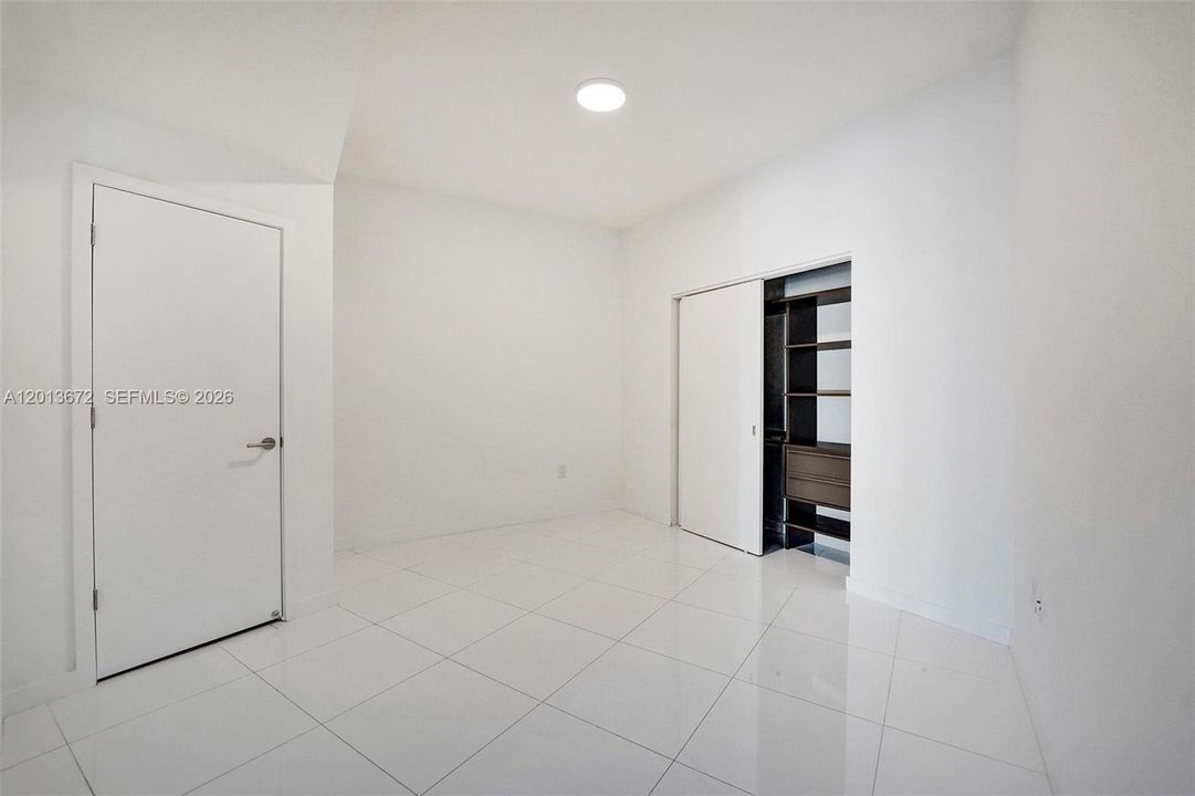 Activo con contrato: $9,500 (3 camas, 4 baños, 2204 Pies cuadrados)