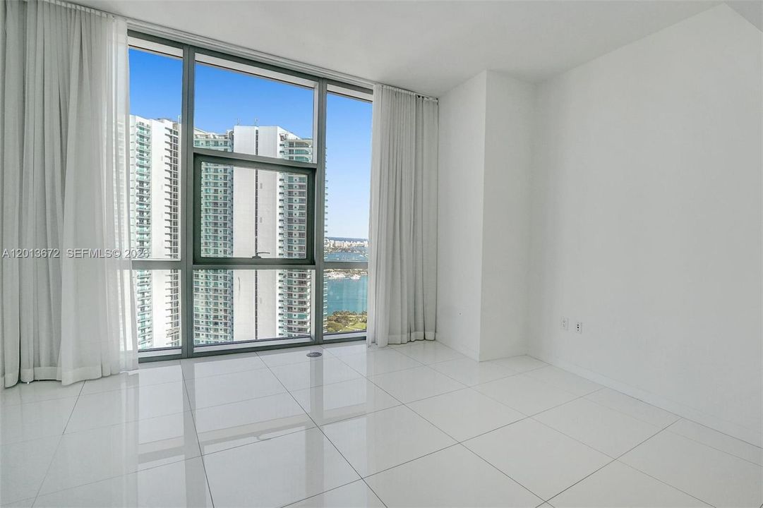 Activo con contrato: $9,500 (3 camas, 4 baños, 2204 Pies cuadrados)