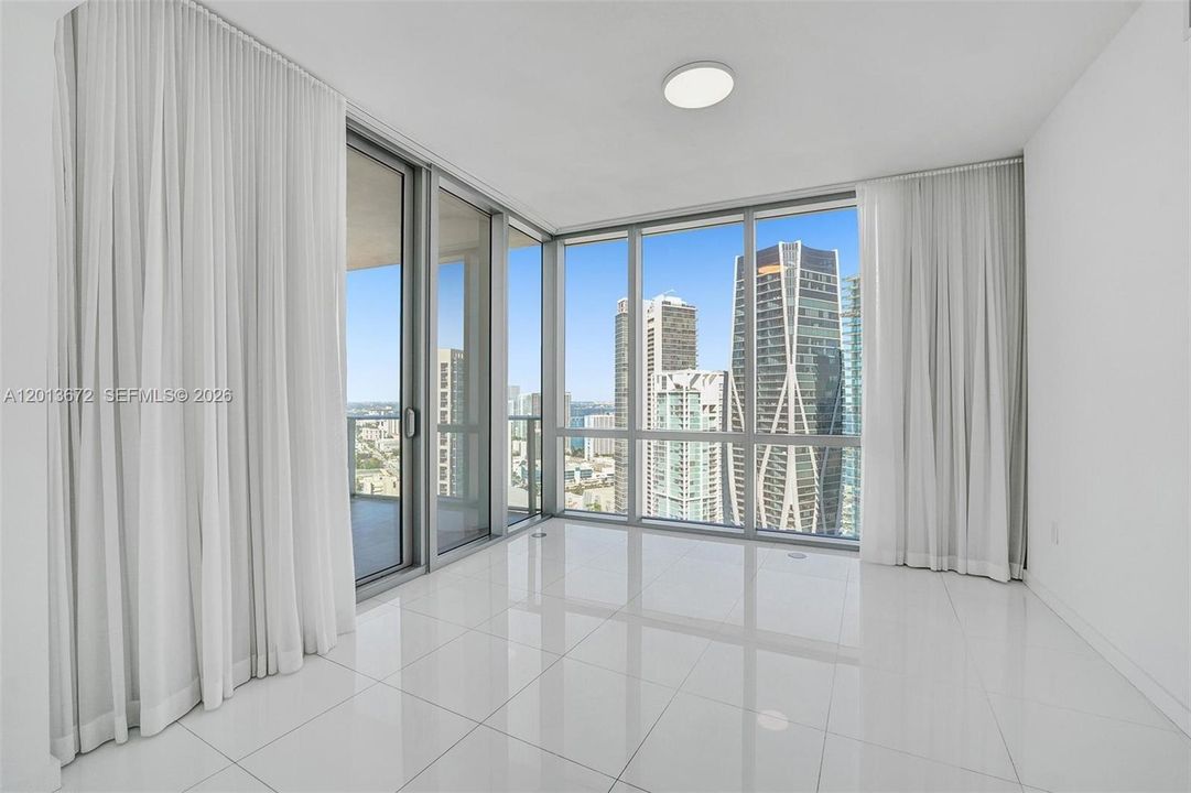 Activo con contrato: $9,500 (3 camas, 4 baños, 2204 Pies cuadrados)