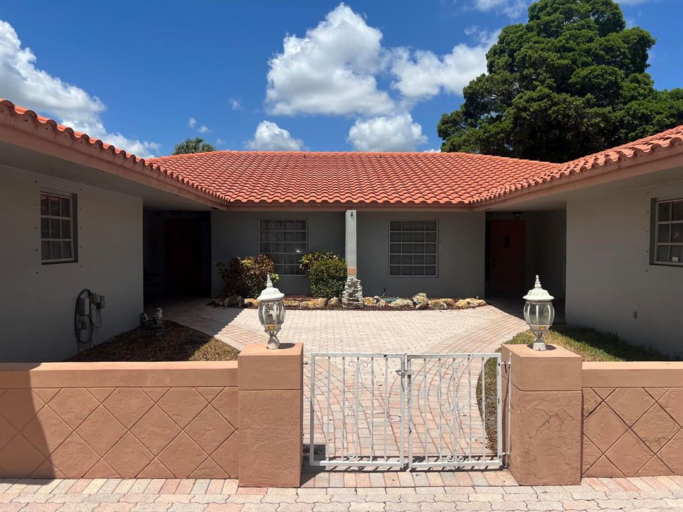 3310-3310S Courtyard