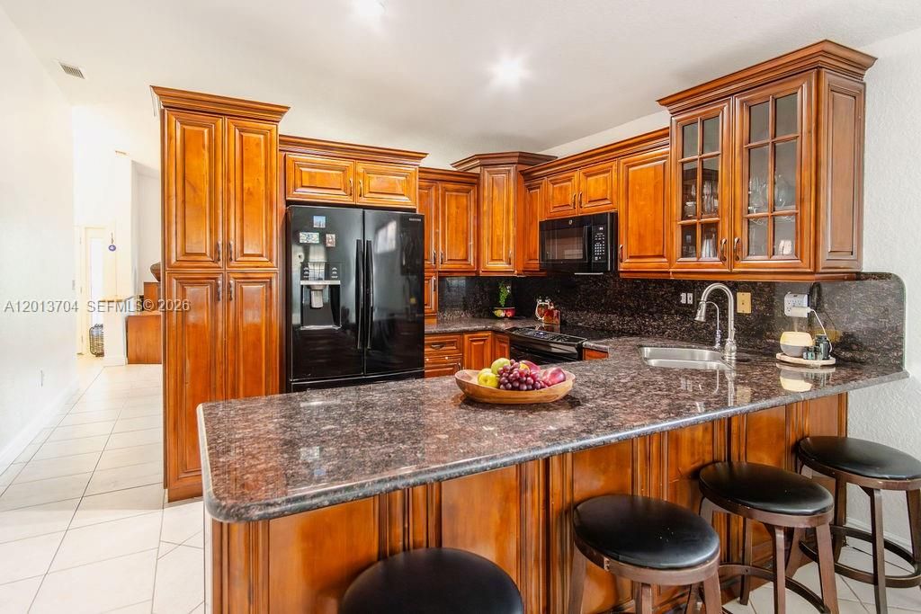Activo con contrato: $579,000 (3 camas, 3 baños, 1605 Pies cuadrados)