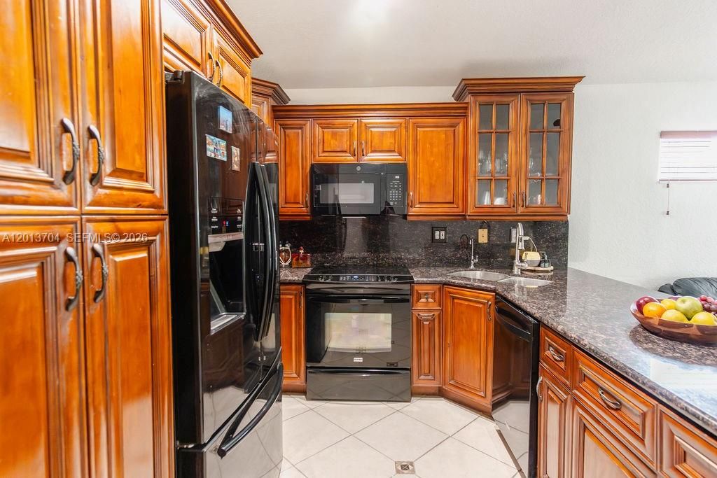 Activo con contrato: $579,000 (3 camas, 3 baños, 1605 Pies cuadrados)