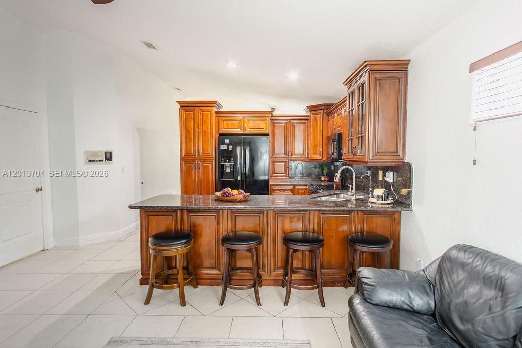 Activo con contrato: $579,000 (3 camas, 3 baños, 1605 Pies cuadrados)