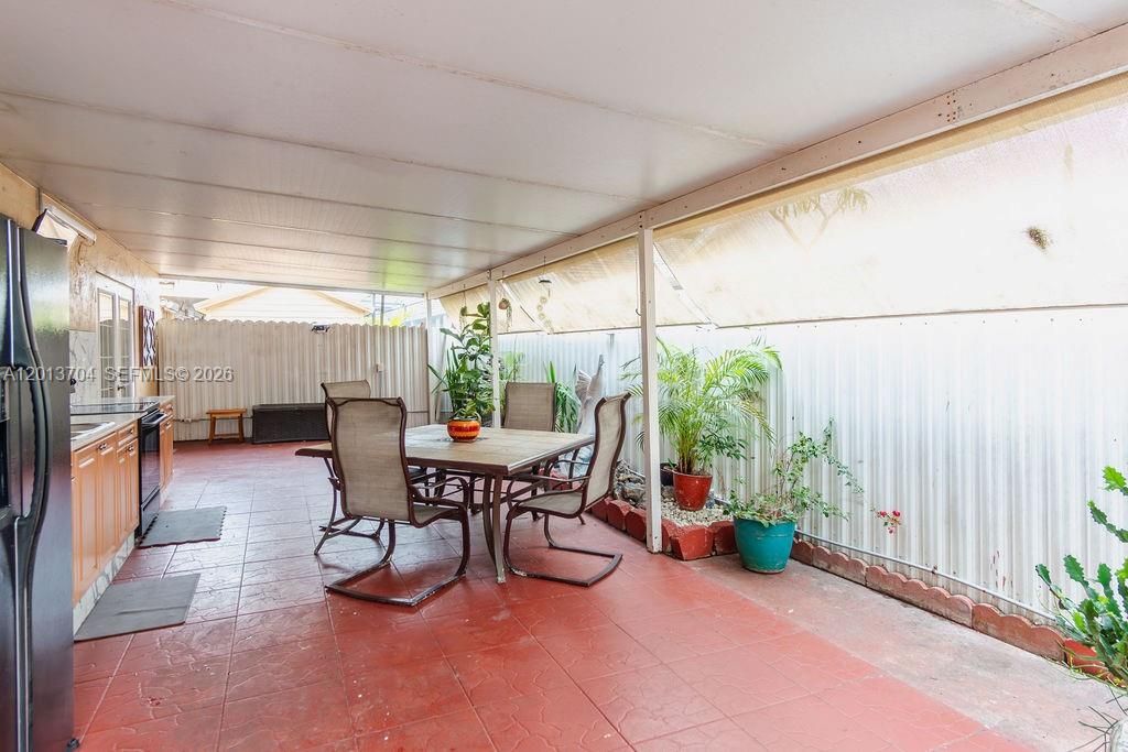 Activo con contrato: $579,000 (3 camas, 3 baños, 1605 Pies cuadrados)