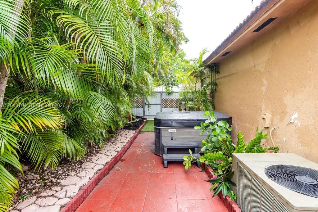 Activo con contrato: $579,000 (3 camas, 3 baños, 1605 Pies cuadrados)