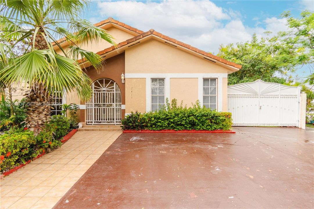 Activo con contrato: $579,000 (3 camas, 3 baños, 1605 Pies cuadrados)