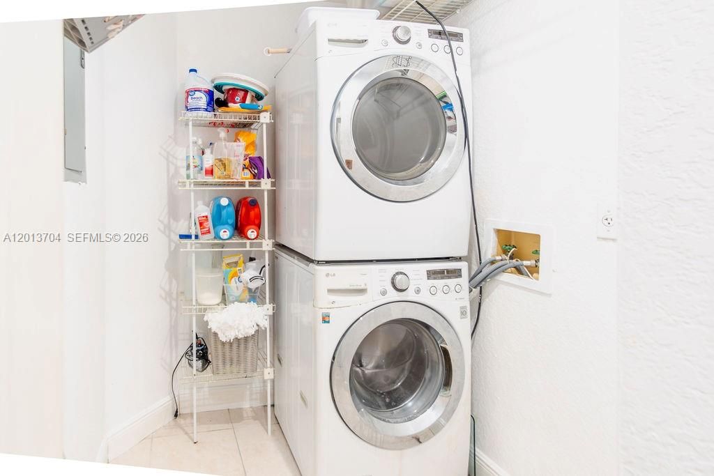 Activo con contrato: $579,000 (3 camas, 3 baños, 1605 Pies cuadrados)