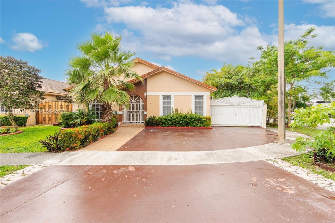 Activo con contrato: $579,000 (3 camas, 3 baños, 1605 Pies cuadrados)