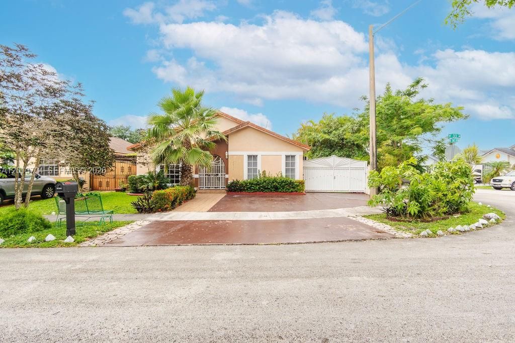 Activo con contrato: $579,000 (3 camas, 3 baños, 1605 Pies cuadrados)