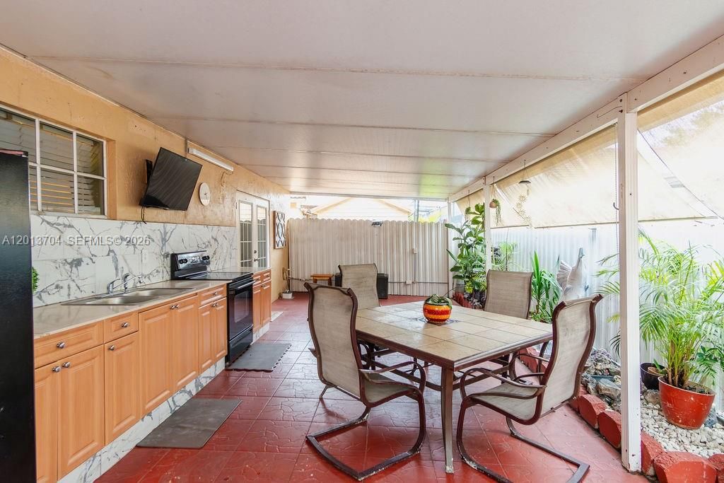 Activo con contrato: $579,000 (3 camas, 3 baños, 1605 Pies cuadrados)