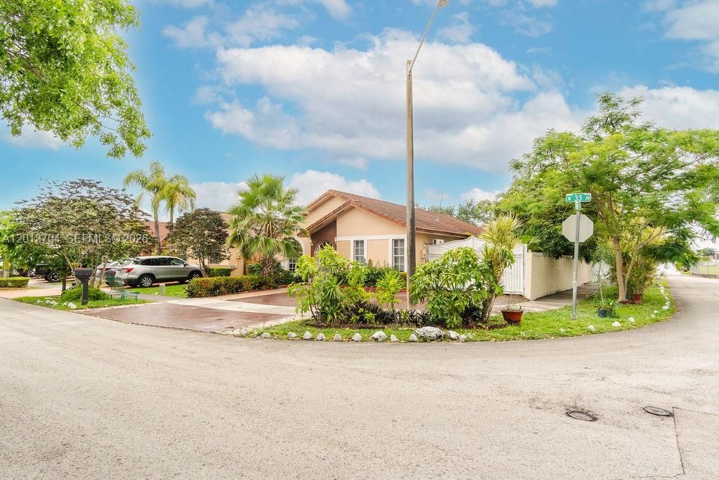 Activo con contrato: $579,000 (3 camas, 3 baños, 1605 Pies cuadrados)