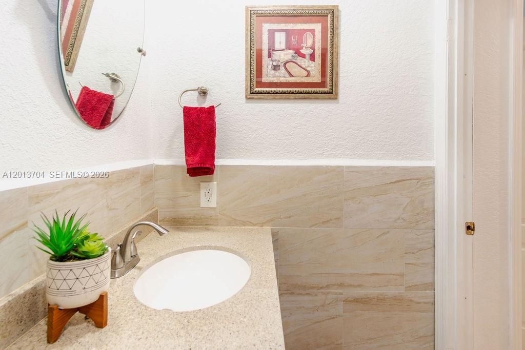 Activo con contrato: $579,000 (3 camas, 3 baños, 1605 Pies cuadrados)