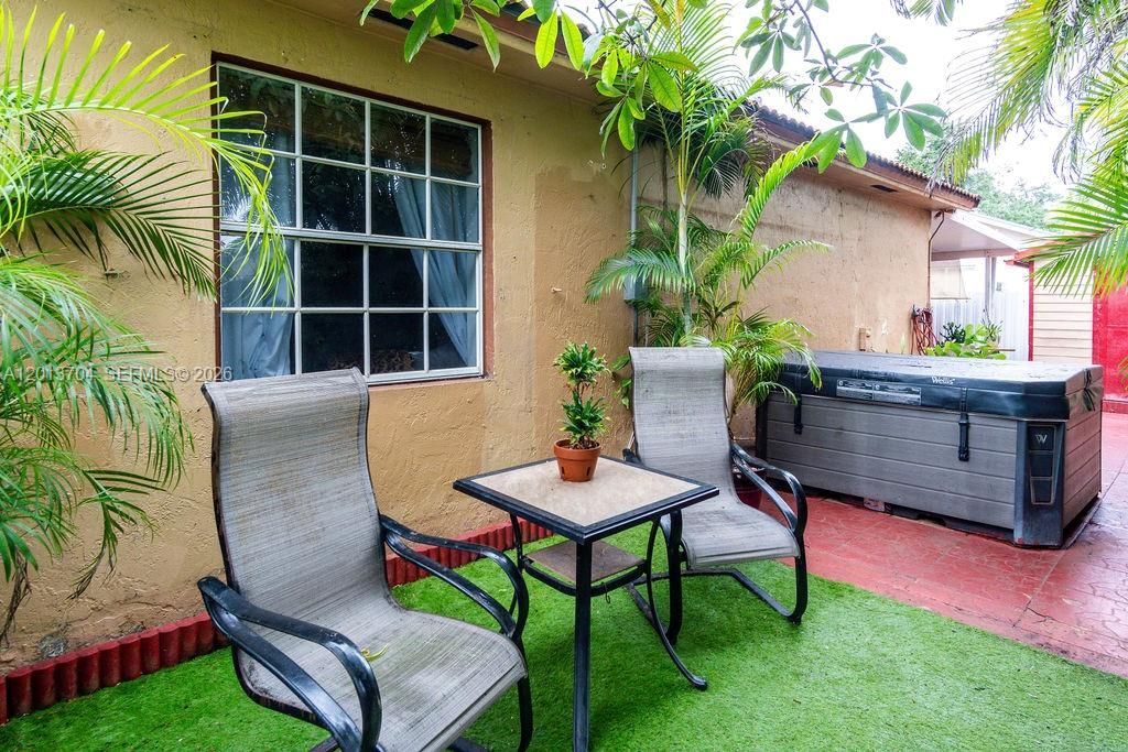 Activo con contrato: $579,000 (3 camas, 3 baños, 1605 Pies cuadrados)