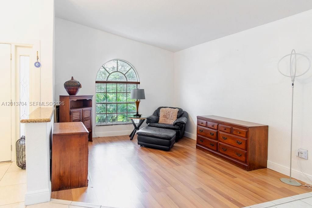 Activo con contrato: $579,000 (3 camas, 3 baños, 1605 Pies cuadrados)