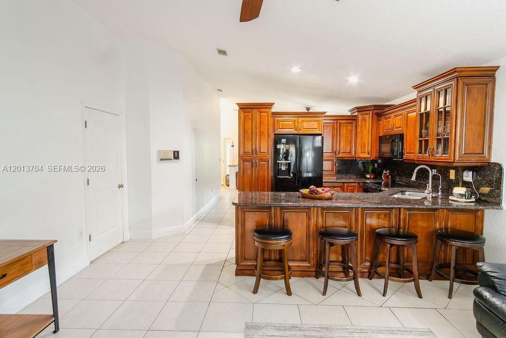 Activo con contrato: $579,000 (3 camas, 3 baños, 1605 Pies cuadrados)