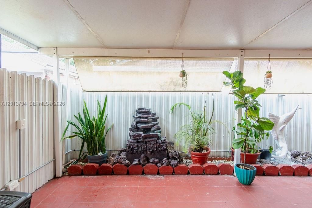 Activo con contrato: $579,000 (3 camas, 3 baños, 1605 Pies cuadrados)