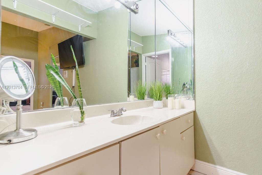 Activo con contrato: $579,000 (3 camas, 3 baños, 1605 Pies cuadrados)