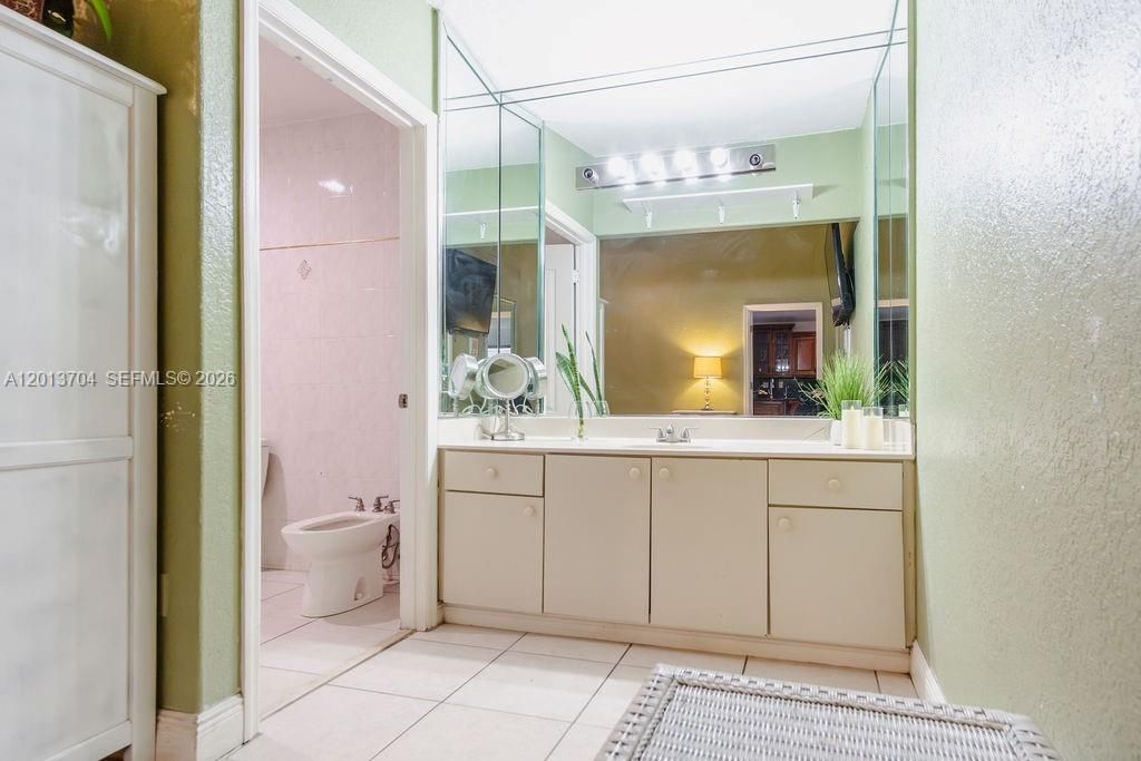 Activo con contrato: $579,000 (3 camas, 3 baños, 1605 Pies cuadrados)