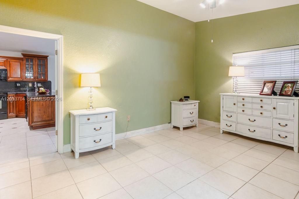 Activo con contrato: $579,000 (3 camas, 3 baños, 1605 Pies cuadrados)