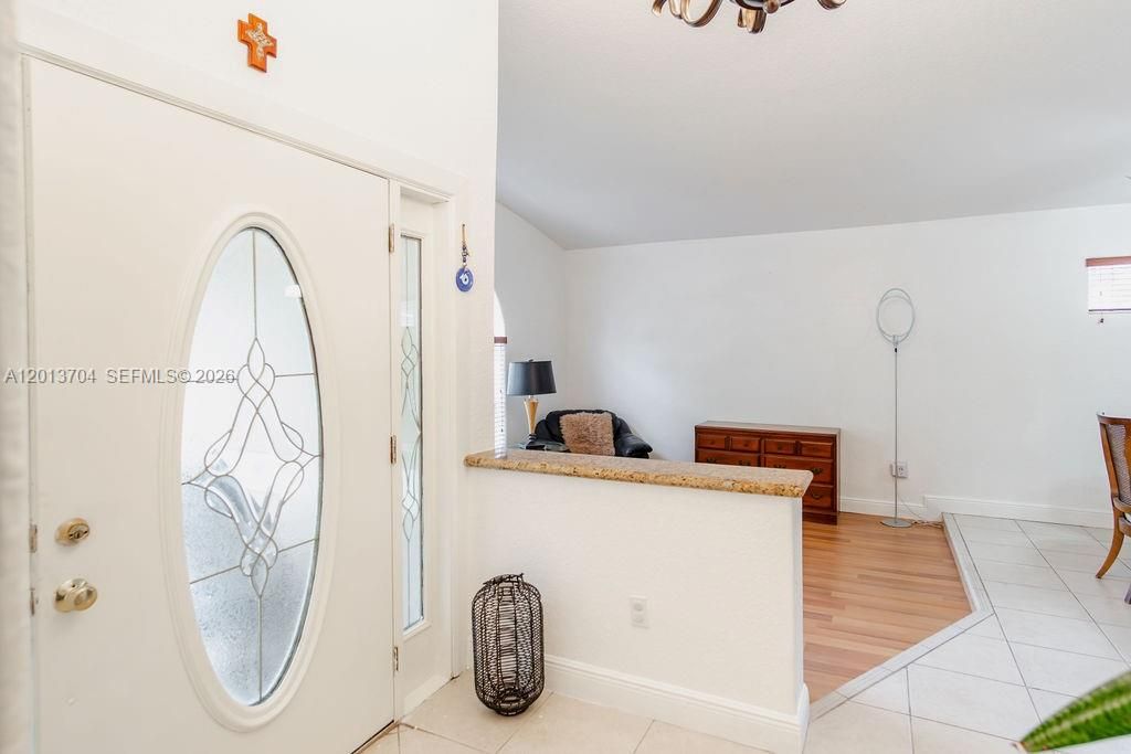 Activo con contrato: $579,000 (3 camas, 3 baños, 1605 Pies cuadrados)